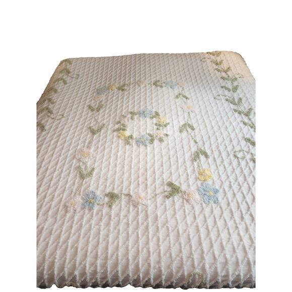Vintage MCM Chenille Bedspread Coverelet Cottage Farmhouse 112x76 Floral - Picture 1 of 10